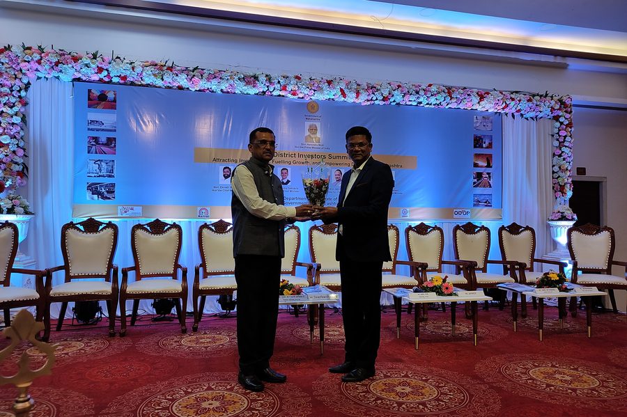 Chetan Salve receiving recognition at the District Investors Summit